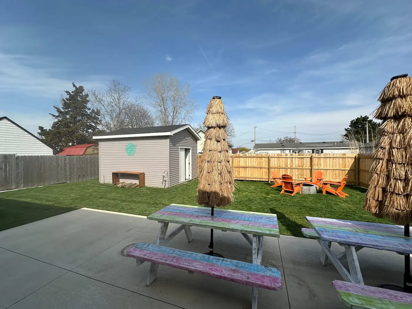 Patio seating with umbrellas – Port Clinton vacation rental