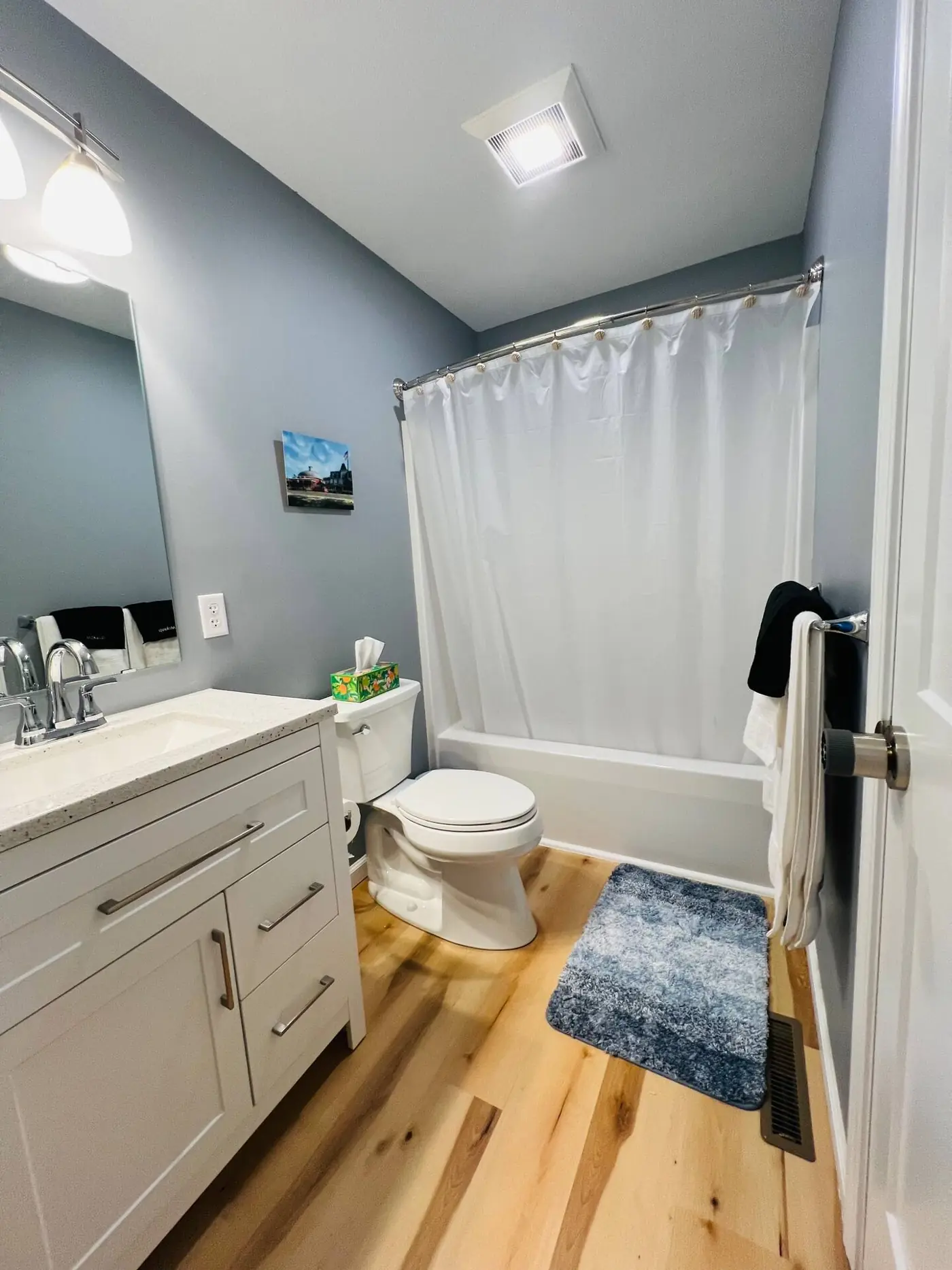 Full bathroom 2 with tub and shower – Port Clinton vacation rental