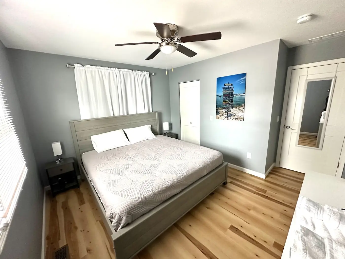 Bedroom 4 king bed with closet and mirrored door – Port Clinton vacation rental