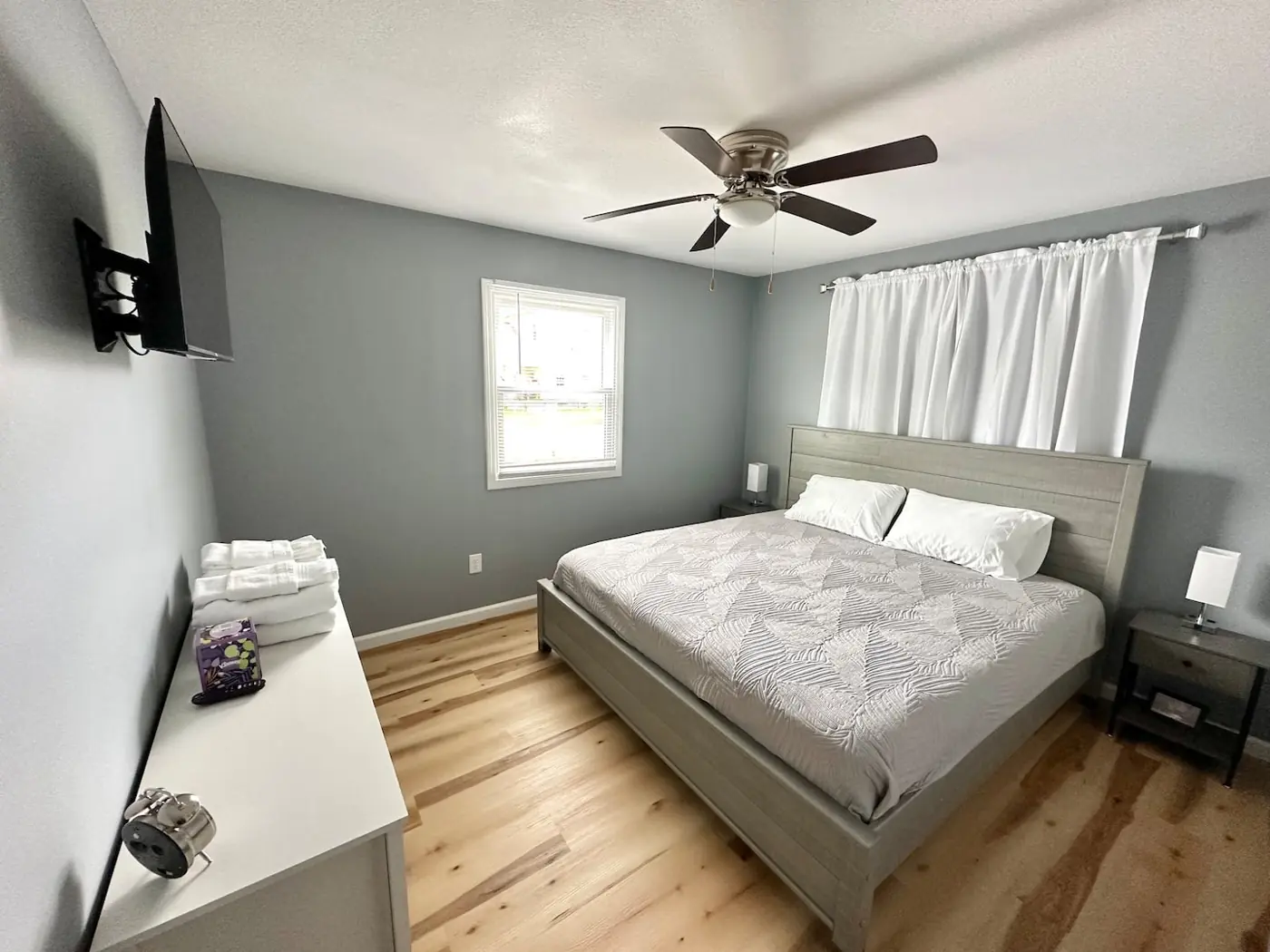 Bedroom 4 with a king bed – Port Clinton vacation rental