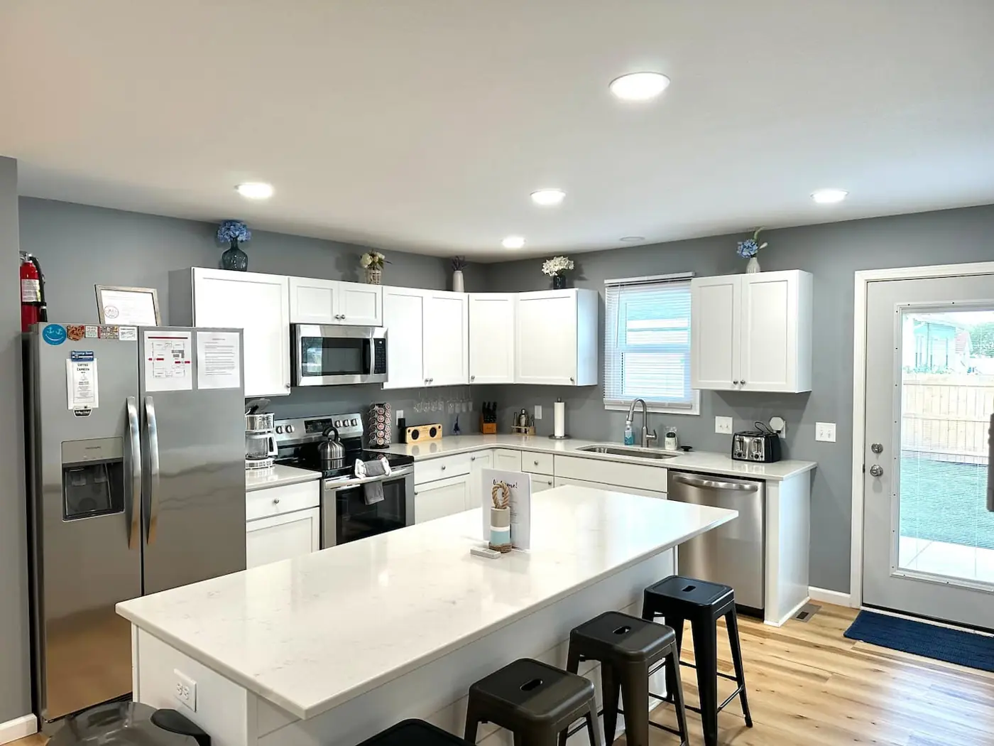 Kitchen and dining area with back-door access to the yard – Port Clinton vacation rental