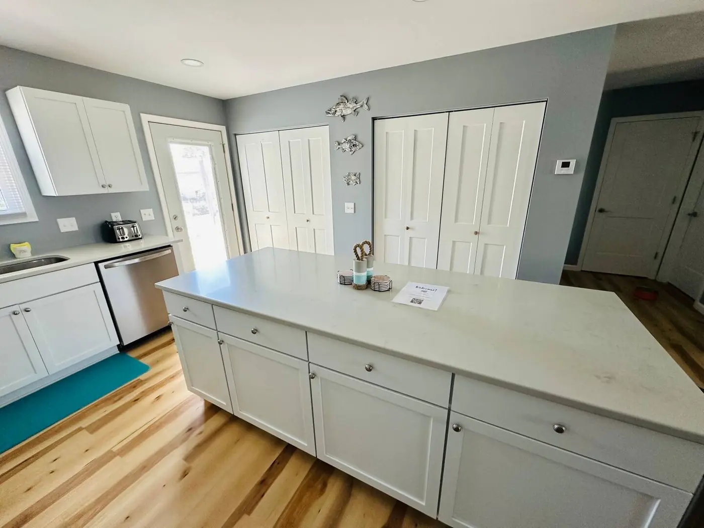 Kitchen island with bar seating – Port Clinton vacation rental