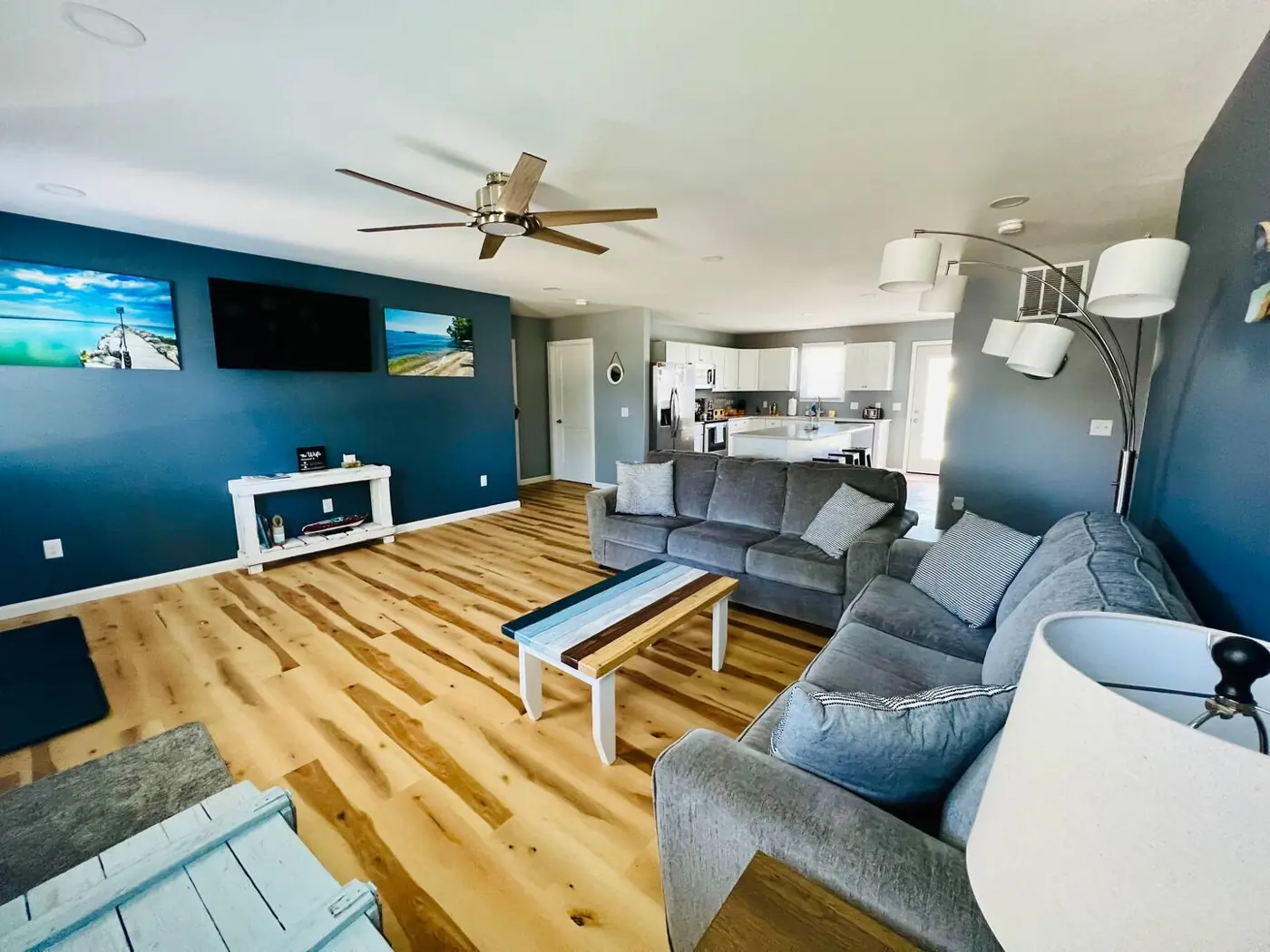 Open-plan living room with sectional seating and ceiling fan – Port Clinton vacation rental
