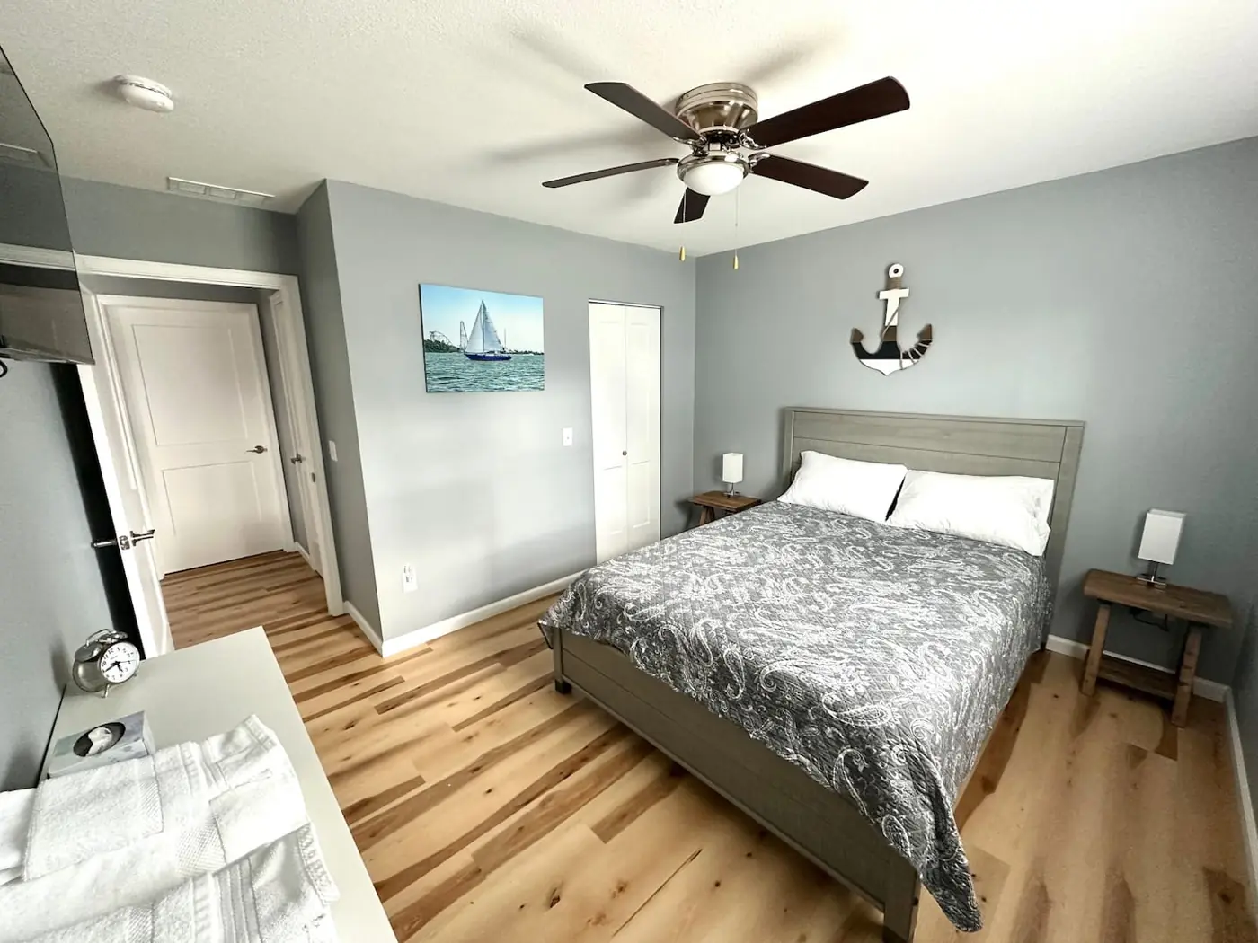 Bedroom 1 with a queen bed and ceiling fan – Port Clinton vacation rental