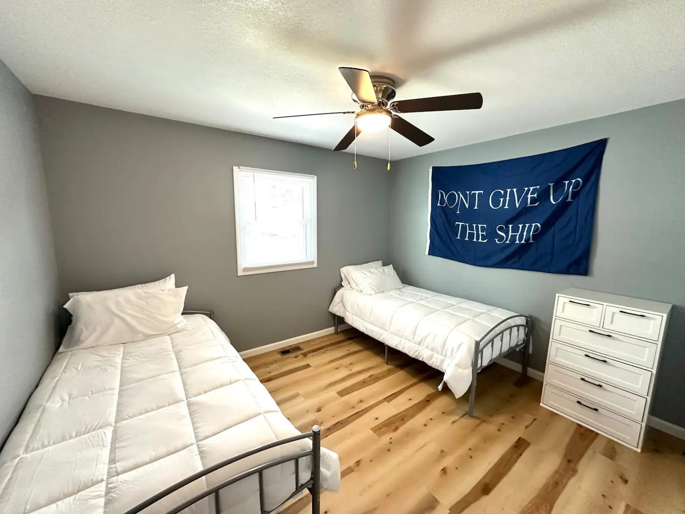Bedroom 2 with two single beds – Port Clinton vacation rental